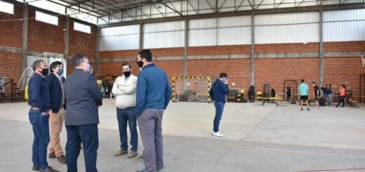 alt="Autoridades municipales y directivos del Centro Ex Alumnos Capuchinos recorrieron el gimnasio"