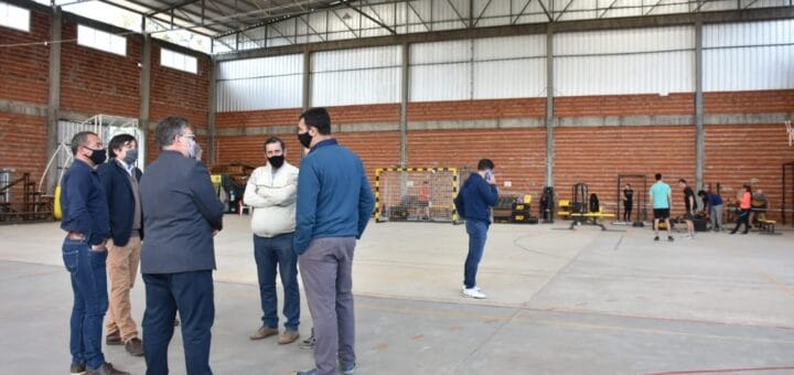 alt="Autoridades municipales y directivos del Centro Ex Alumnos Capuchinos recorrieron el gimnasio"