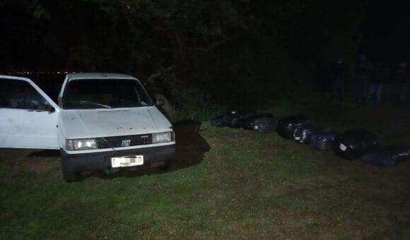 alt="Bultos con ropas de contrabando y un automóvil fueron incautados en inmediaciones del río Uruguay"