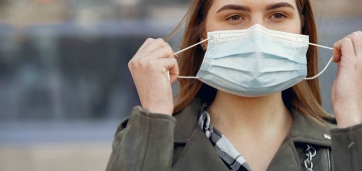 alt="en la imagen puede verse a una joven con barbijo"