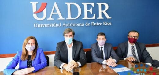 alt="La apertura del curso contó con la presencia del presidente de la Cámara de Diputados, Angel Giano; el rector de la UADER, Luciano Filipuzzi; la diputada Mariana Farfán; y el secretario de la Cámara, Carlos Saboldelli"