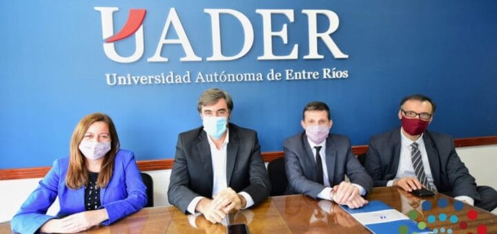 alt="La apertura del curso contó con la presencia del presidente de la Cámara de Diputados, Angel Giano; el rector de la UADER, Luciano Filipuzzi; la diputada Mariana Farfán; y el secretario de la Cámara, Carlos Saboldelli"