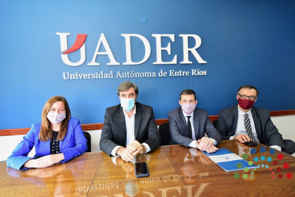 alt="La apertura del curso contó con la presencia del presidente de la Cámara de Diputados, Angel Giano; el rector de la UADER, Luciano Filipuzzi; la diputada Mariana Farfán; y el secretario de la Cámara, Carlos Saboldelli"