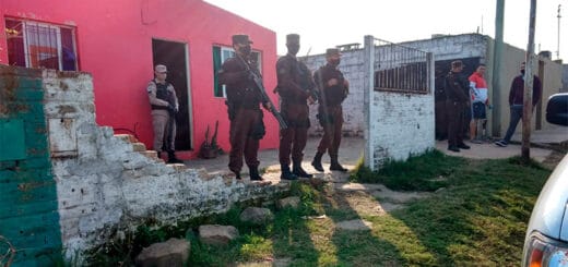 alt="Tres suboficiales de la Policía de Entre Ríos fueron detenidos hoy, luego de once allanamientos"