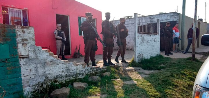 alt="Tres suboficiales de la Policía de Entre Ríos fueron detenidos hoy, luego de once allanamientos"