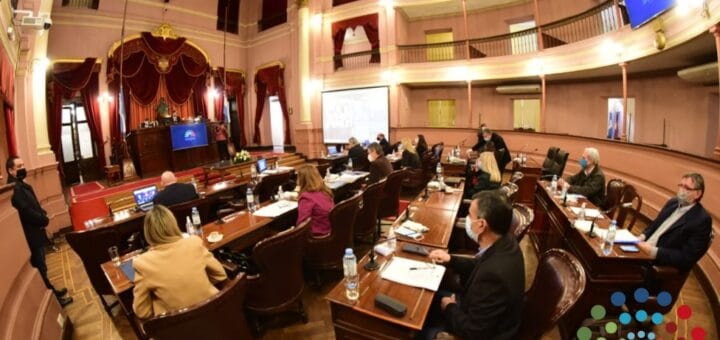 alt="en la imagen se puede ver el recinto de la cámara de diputados de entre ríos con varios legisladores en sus bancas"