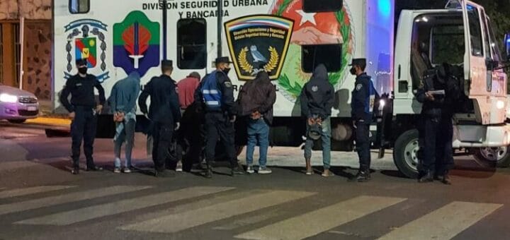 alt="La policía realizó siete detenciones tras una noche de disparos y corridas"