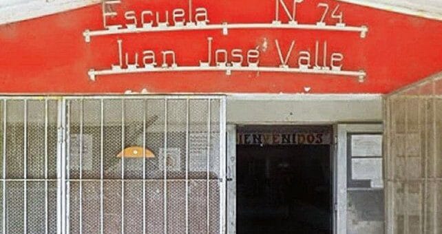 alt="Una mujer amenazó con un revólver a una menor frente a la escuela J. J. Valle"