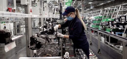 alt="en la imagen puede verse a una trabajadora en el interior de una fábrica"