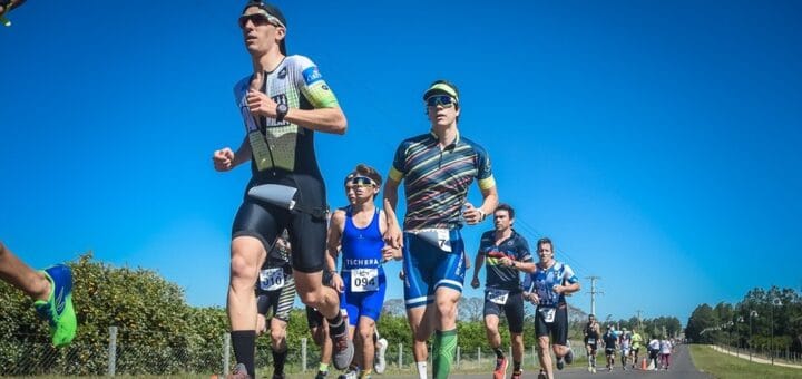 alt="en la imagen se ve a corredores de una prueba de duatlón realizando la etapa de pedestrismo"