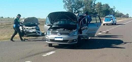 alt="En el vehículo de la derecha viajaban cinco turistas, de Córdoba y Santa Fe; en el de la izquierda se trasladaban los tres concordienses"