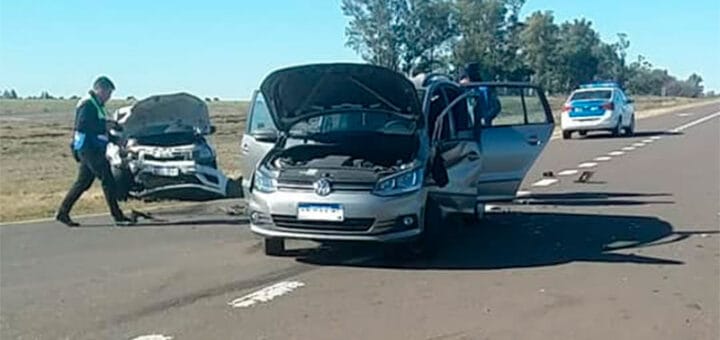 alt="En el vehículo de la derecha viajaban cinco turistas, de Córdoba y Santa Fe; en el de la izquierda se trasladaban los tres concordienses"