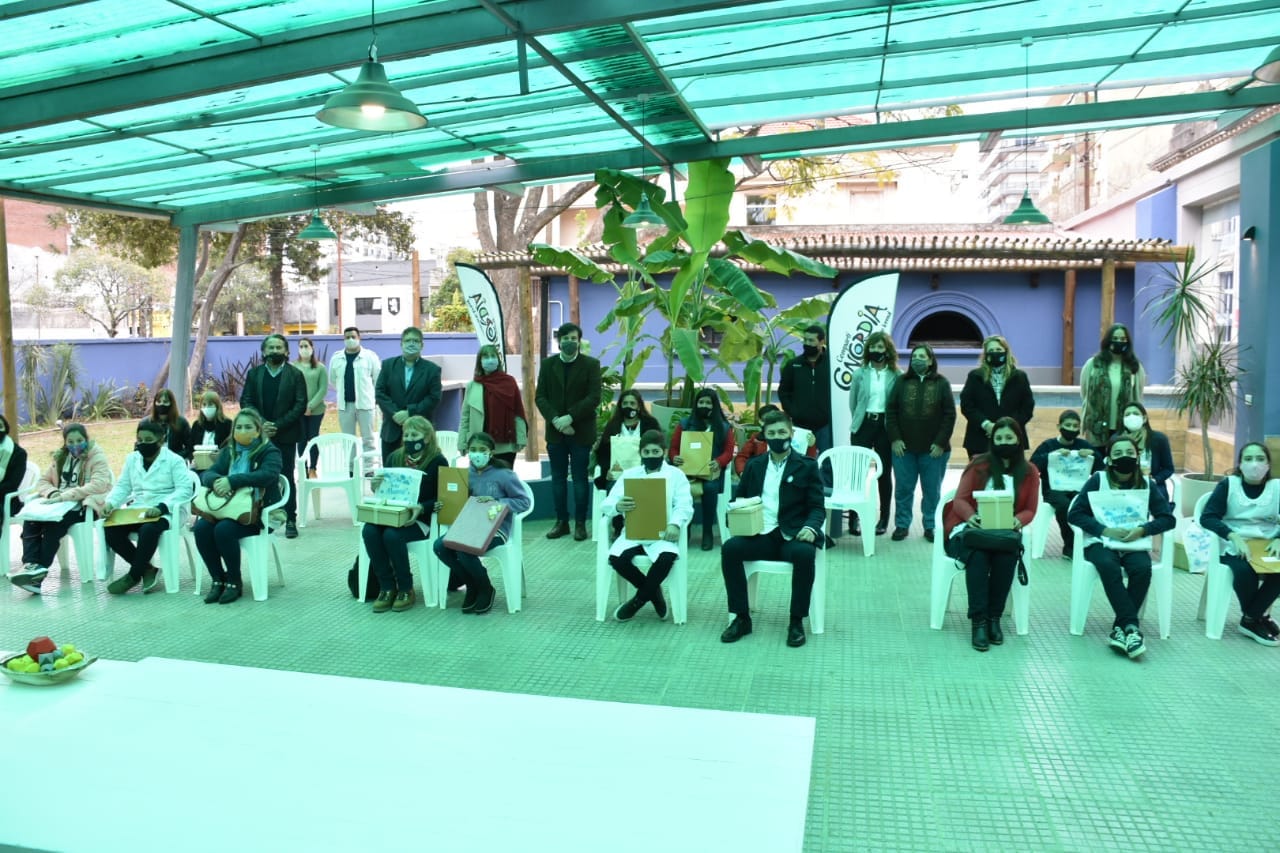 alt="Algunos de los alumnos participantes en el certamen Hacedores de Ciencia"