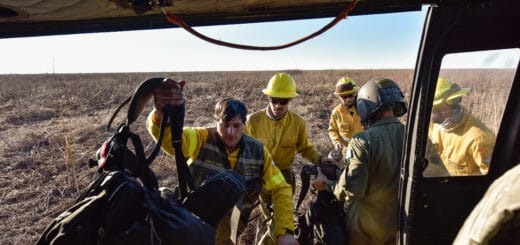 alt="Brigadistas forestales entrerrianos regresan al helicóptero del Ejército Argentino luego de sofocar un foco de incendio"