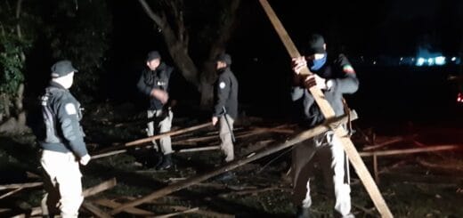 alt="Funcionarios municipales y policiales retiran los elementos demarcatorios que se habían fijado en el terreno"