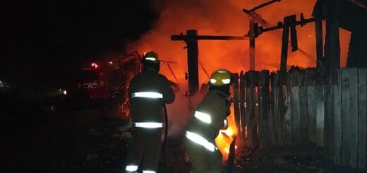 alt="en la imagen puede verse a dos bomberos luchando contra un incendio"