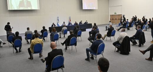 alt="Intendentes, presidentes de comunas y funcionarios presentes en la firma de convenios para la construcción de alrededor de 2.600 viviendas en Entre Ríos"