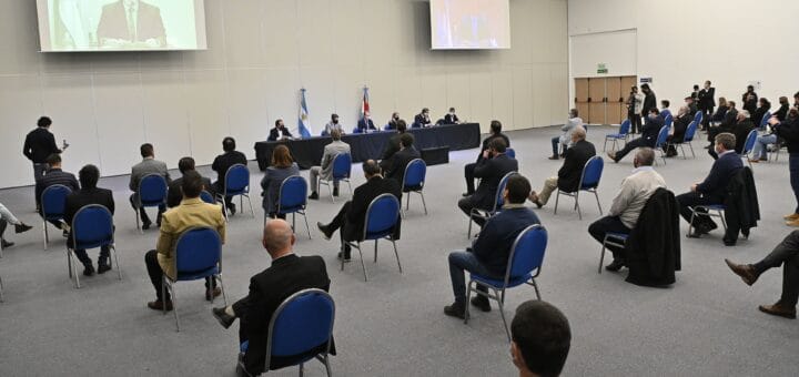 alt="Intendentes, presidentes de comunas y funcionarios presentes en la firma de convenios para la construcción de alrededor de 2.600 viviendas en Entre Ríos"