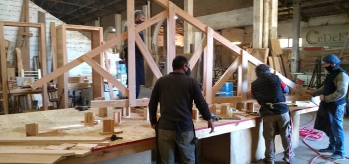 alt="El Conicet ha desarrollado en Concordia, junto a la Asociación de Carpinteros y el gobierno municipal, un sistema constructivo en madera de eucalipto de la región que posee Certificación de Aptitud Técnica otorgado por la Secretaría de Hábitat de la Nación"