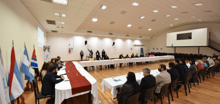 alt="La conducción del CGE, las 17 direcciones departamentales de escuelas y las direcciones de niveles y modalidades se reunieron este jueves en el Centro de Convenciones de Villaguay para tratar el regreso a la presencialidad plena"