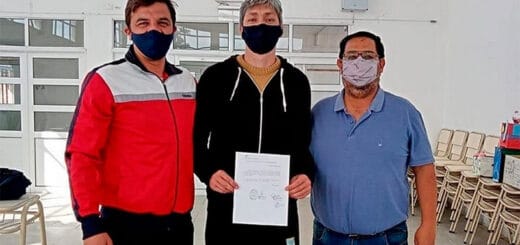 alt="el Centro de Educación Física Nº 30 de Villaguay felicitó al profesor Alejandro Gagliardi y le entregó un reconocimiento por su heroica labor"