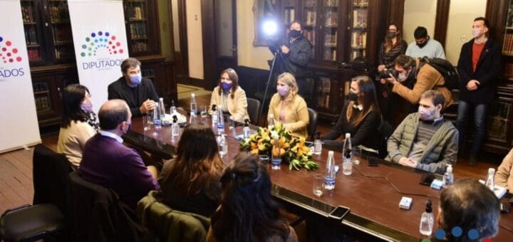 alt="Presidido por el presidente de la Cámara, Angel Giano, se concretó el primer encuentro de directoras y directores de radios públicas de la provincia, nacionales, municipales, universitarias y comunitarias"