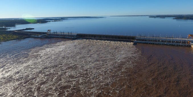 alt="en la fotografía se ve a la represa y lago de salto grande"