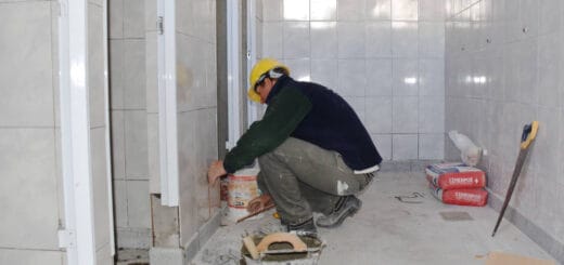 alt="Las obras en la escuela del Departamento Federación comprenden la construcción de un nuevo grupo sanitario y tareas de refacción de la instalación eléctrica y revestimiento"