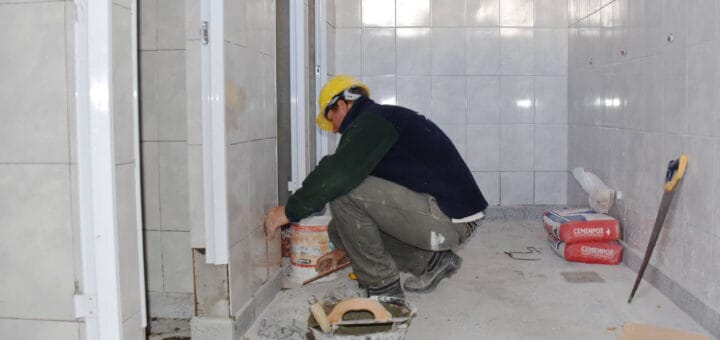 alt="Las obras en la escuela del Departamento Federación comprenden la construcción de un nuevo grupo sanitario y tareas de refacción de la instalación eléctrica y revestimiento"