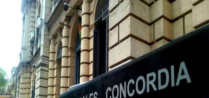alt="en la imagen se ve el ingreso al edificio de los tribunales de Concordia"