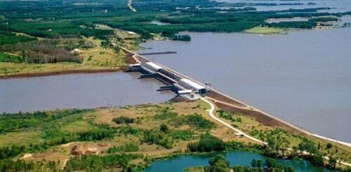 alt="en la imagen se ve una vista aérea del complejo hidroeléctrico de Salto Grande, con parte del lago de Salto Grande y parte del río Uruguay"