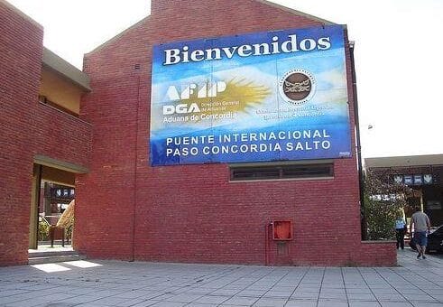 alt="El paso fronterizo entre Concordia y Salto"