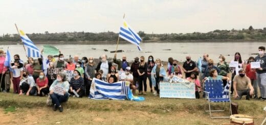 alt="Integrantes del Grupo Puente en la playa Nébel. Pidieron la reapertura de la frontera entre Concordia y Salto"