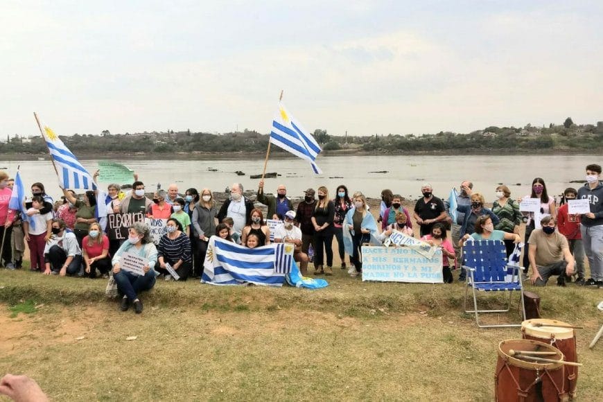 alt="Integrantes del Grupo Puente en la playa Nébel. Pidieron la reapertura de la frontera entre Concordia y Salto"