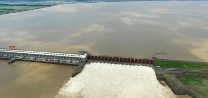 alt="La represa binacional de Yacyretá"
