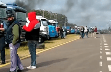 alt="Los transportistas están concentrados en el Km 250 de la autovía Artigas, lo mismo que en otros puntos de las rutas entrerrianas"