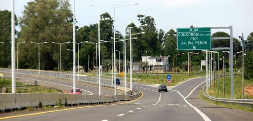 alt="en la imagen puede verse el ingreso sur a Concordia desde la Autovía Artigas"