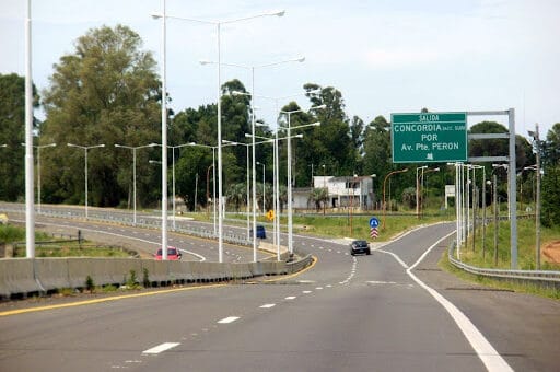 alt="en la imagen puede verse el ingreso sur a Concordia desde la Autovía Artigas"