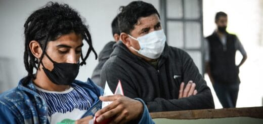 alt="A la capacitación se sumaron albañiles jóvenes, que comienzan a ver que el sistema constructivo en madera es una excelente opción para las nuevas viviendas"