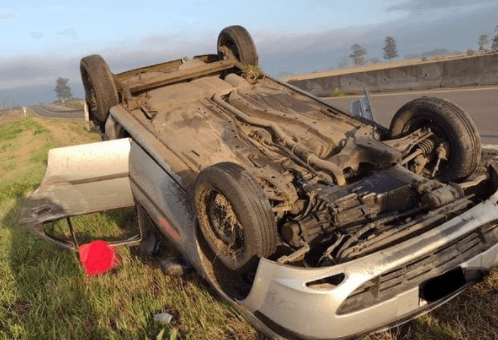 alt="El vuelco se produjo mientras el automóvil se dirigía desde Concordia a San Salvador"