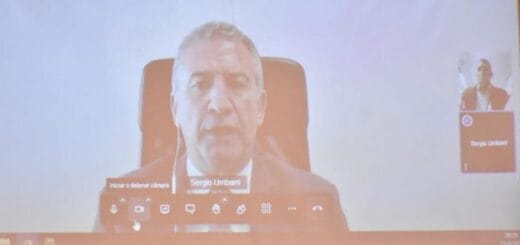 alt="El ex gobernador y actual embajador en Israel, Sergio Urribarri, participó en el debate a través de una videoconferencia"
