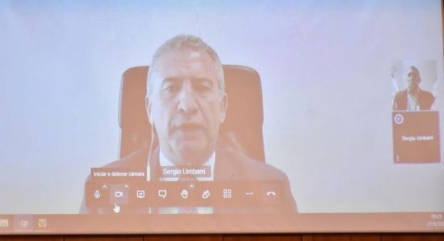 alt="El ex gobernador y actual embajador en Israel, Sergio Urribarri, participó en el debate a través de una videoconferencia"