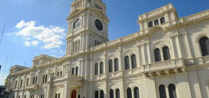 alt="La Casa de Gobierno en la ciudad de Paraná"
