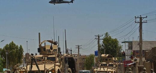 alt="en la imagen puede verse un helicóptero y varios vehículos de las fuerzas armadas norteamericanas en Afganistán"