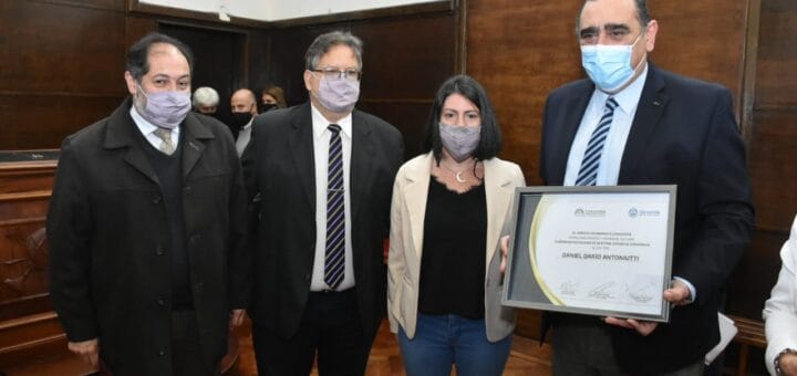 alt="“En el día de hoy recibí la distinción de ser nombrado por el Concejo Deliberante como Ciudadano Destacado de nuestra ciudad”, comentó emocionado el Dr. Antoniutti tras el reconocimiento"