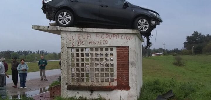 alt="Los autos vuelan en Entre Ríos: jefe de policía volcó y quedó arriba de una garita de colectivos"