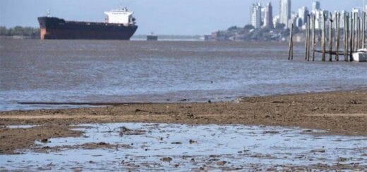 alt="La bajante del Paraná no sólo afecta a la navegación, sino también a la producción de energía"