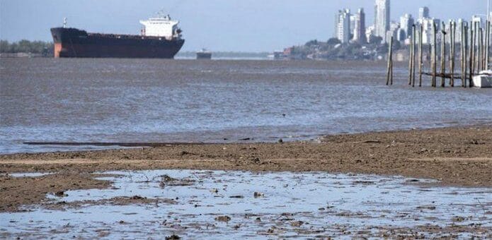 alt="La bajante del Paraná no sólo afecta a la navegación, sino también a la producción de energía"