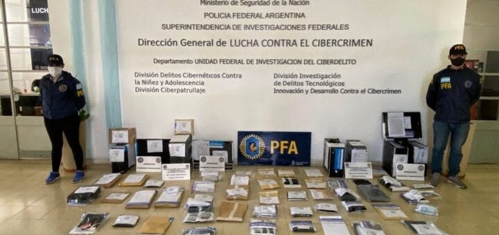 alt="Tras 23 allanamientos, a los 15 miembros de la organización se les secuestraron 46 teléfonos celulares, 14 notebooks, pendrives, discos rígidos con información sustancial para la causa, elementos de almacenamiento digital, tarjetas de crédito y débito, documentación bancaria de interés, y gran cantidad de dinero en efectivo de diferentes denominaciones"