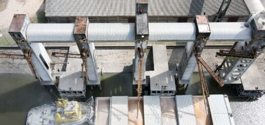 alt="Tres barcazas con capacidad de 1.000 toneladas, y una de 2.000 se cargaron durante la tarde del sábado, el domingo, y la mañana del lunes en el puerto de Concepción del Uruguay"